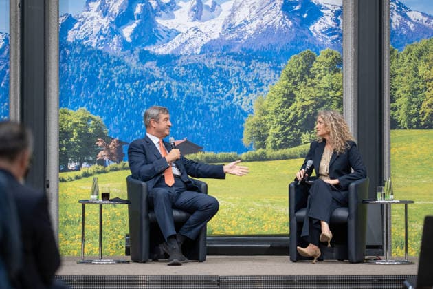 Markus Söder, Ministerpräsident Bayern, im Gespräch mit Melody Sucharewicz, Beraterin für politische Kommunikation und Strategie (von links);TALK 60 Gesprächsreihe 60 Jahre Deutsch-Israelische Beziehungen der Konrad-Adenauer-Stiftung, Berlin Berlin Deutschland Bayerische Vertretung in Berlin *** Markus Söder, Minister President of Bavaria, in conversation with Melody Sucharewicz, consultant for political communication and strategy from the left TALK 60 series of talks on 60 years of German-Israeli relations organized by the Konrad Adenauer Foundation, Berlin Berlin Germany Bavarian Representation in Berlin