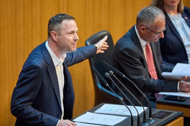- Wien 11.06.2026 - Debatte Budget Österreichisches Parlament - Der Nationalrat trat heute im Hohen Haus zu einer regluären Nationalratssitzung zusammen. Haupthema war die gestrige Budgetrede des Finanzministers und die Debatte darüber. PHOTO: Finanzminister Markus Marterbauer (SPÖ) auf der Regierungsbank, links, am Rednerpult FPÖ-Generalsekretär Michael Schnedlitz Vienna (AUSTRIA) - Austrian Parliament National Council session - The National Council met today in Parliament for a regular National Council session. The topic of the plenary session was the Budget Speech by the Austrian Minister of Finance. Budget, Finanzen, Staatsfinanzen, Geld, Steuern, Ausgaben, Einnahmen, Regierung, echtes Dopelbudet 2027 28 , 2028, Schulden, Na 