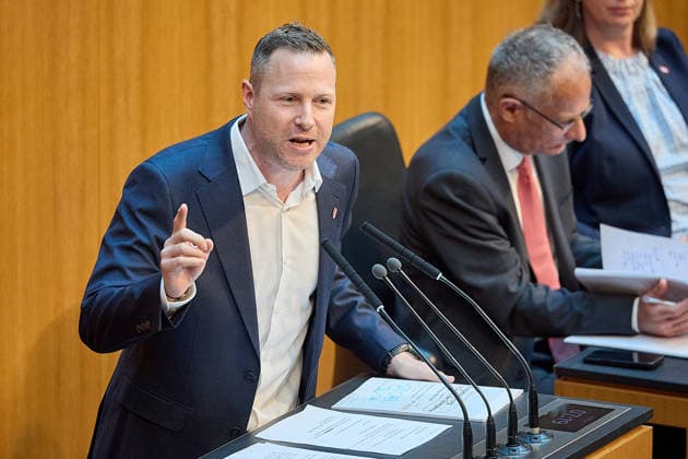 - Wien 11.06.2026 - Debatte Budget Österreichisches Parlament - Der Nationalrat trat heute im Hohen Haus zu einer regluären Nationalratssitzung zusammen. Haupthema war die gestrige Budgetrede des Finanzministers und die Debatte darüber. PHOTO: Finanzminister Markus Marterbauer (SPÖ) auf der Regierungsbank, links, am Rednerpult FPÖ-Generalsekretär Michael Schnedlitz Vienna (AUSTRIA) - Austrian Parliament National Council session - The National Council met today in Parliament for a regular National Council session. The topic of the plenary session was the Budget Speech by the Austrian Minister of Finance. Budget, Finanzen, Staatsfinanzen, Geld, Steuern, Ausgaben, Einnahmen, Regierung, echtes Dopelbudet 2027 28 , 2028, Schulden, Na 