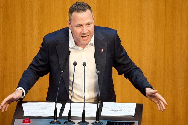 - Wien 11.06.2026 - Debatte Budget Österreichisches Parlament - Der Nationalrat trat heute im Hohen Haus zu einer regluären Nationalratssitzung zusammen. Haupthema war die gestrige Budgetrede des Finanzministers und die Debatte darüber. PHOTO: am Rednerpult FPÖ-Generalsekretär Michael Schnedlitz Vienna (AUSTRIA) - Austrian Parliament National Council session - The National Council met today in Parliament for a regular National Council session. The topic of the plenary session was the Budget Speech by the Austrian Minister of Finance. Budget, Finanzen, Staatsfinanzen, Geld, Steuern, Ausgaben, Einnahmen, Regierung, echtes Dopelbudet 2027 28 , 2028, Schulden, Nationalratssitzung, Nationalrat SItzung Debatte zu Budgetpräsentation ** 