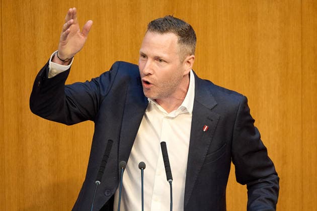 - Wien 11.06.2026 - Debatte Budget Österreichisches Parlament - Der Nationalrat trat heute im Hohen Haus zu einer regluären Nationalratssitzung zusammen. Haupthema war die gestrige Budgetrede des Finanzministers und die Debatte darüber. PHOTO: am Rednerpult FPÖ-Generalsekretär Michael Schnedlitz Vienna (AUSTRIA) - Austrian Parliament National Council session - The National Council met today in Parliament for a regular National Council session. The topic of the plenary session was the Budget Speech by the Austrian Minister of Finance. Budget, Finanzen, Staatsfinanzen, Geld, Steuern, Ausgaben, Einnahmen, Regierung, echtes Dopelbudet 2027 28 , 2028, Schulden, Nationalratssitzung, Nationalrat SItzung Debatte zu Budgetpräsentation ** 