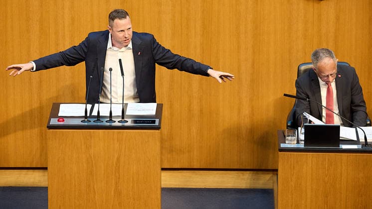 - Wien 11.06.2026 - Debatte Budget Österreichisches Parlament - Der Nationalrat trat heute im Hohen Haus zu einer regluären Nationalratssitzung zusammen. Haupthema war die gestrige Budgetrede des Finanzministers und die Debatte darüber. PHOTO: Finanzminister Markus Marterbauer (SPÖ) auf der Regierungsbank, links, am Rednerpult FPÖ-Generalsekretär Michael Schnedlitz Vienna (AUSTRIA) - Austrian Parliament National Council session - The National Council met today in Parliament for a regular National Council session. The topic of the plenary session was the Budget Speech by the Austrian Minister of Finance. Budget, Finanzen, Staatsfinanzen, Geld, Steuern, Ausgaben, Einnahmen, Regierung, echtes Dopelbudet 2027 28 , 2028, Schulden, Na 