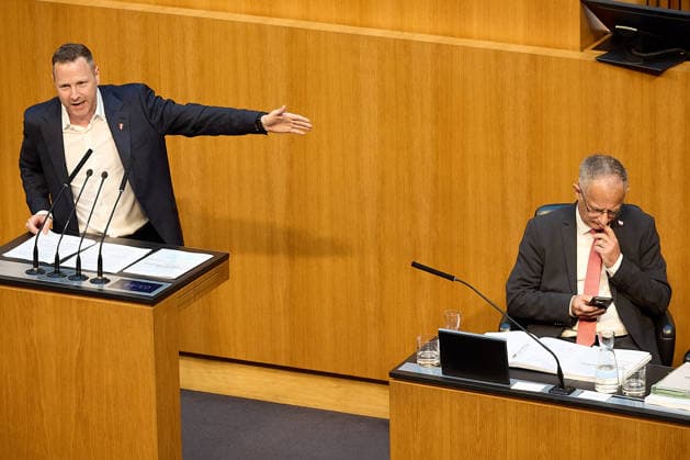 - Wien 11.06.2026 - Debatte Budget Österreichisches Parlament - Der Nationalrat trat heute im Hohen Haus zu einer regluären Nationalratssitzung zusammen. Haupthema war die gestrige Budgetrede des Finanzministers und die Debatte darüber. PHOTO: Finanzminister Markus Marterbauer (SPÖ) auf der Regierungsbank, links, am Rednerpult FPÖ-Generalsekretär Michael Schnedlitz Vienna (AUSTRIA) - Austrian Parliament National Council session - The National Council met today in Parliament for a regular National Council session. The topic of the plenary session was the Budget Speech by the Austrian Minister of Finance. Budget, Finanzen, Staatsfinanzen, Geld, Steuern, Ausgaben, Einnahmen, Regierung, echtes Dopelbudet 2027 28 , 2028, Schulden, Na 