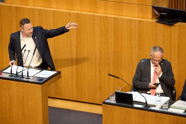 - Wien 11.06.2026 - Debatte Budget Österreichisches Parlament - Der Nationalrat trat heute im Hohen Haus zu einer regluären Nationalratssitzung zusammen. Haupthema war die gestrige Budgetrede des Finanzministers und die Debatte darüber. PHOTO: Finanzminister Markus Marterbauer (SPÖ) auf der Regierungsbank, links, am Rednerpult FPÖ-Generalsekretär Michael Schnedlitz Vienna (AUSTRIA) - Austrian Parliament National Council session - The National Council met today in Parliament for a regular National Council session. The topic of the plenary session was the Budget Speech by the Austrian Minister of Finance. Budget, Finanzen, Staatsfinanzen, Geld, Steuern, Ausgaben, Einnahmen, Regierung, echtes Dopelbudet 2027 28 , 2028, Schulden, Na 