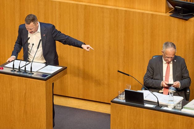 - Wien 11.06.2026 - Debatte Budget Österreichisches Parlament - Der Nationalrat trat heute im Hohen Haus zu einer regluären Nationalratssitzung zusammen. Haupthema war die gestrige Budgetrede des Finanzministers und die Debatte darüber. PHOTO: Finanzminister Markus Marterbauer (SPÖ) auf der Regierungsbank, links, am Rednerpult FPÖ-Generalsekretär Michael Schnedlitz Vienna (AUSTRIA) - Austrian Parliament National Council session - The National Council met today in Parliament for a regular National Council session. The topic of the plenary session was the Budget Speech by the Austrian Minister of Finance. Budget, Finanzen, Staatsfinanzen, Geld, Steuern, Ausgaben, Einnahmen, Regierung, echtes Dopelbudet 2027 28 , 2028, Schulden, Na 
