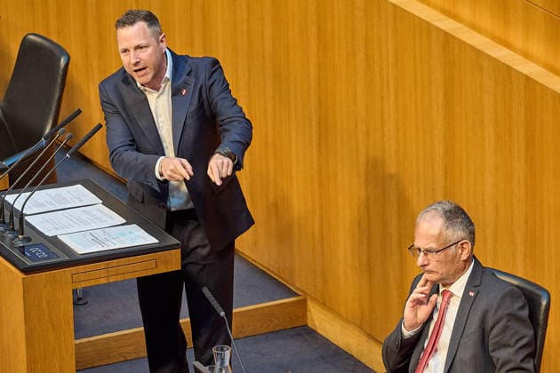 - Wien 11.06.2026 - Debatte Budget Österreichisches Parlament - Der Nationalrat trat heute im Hohen Haus zu einer regluären Nationalratssitzung zusammen. Haupthema war die gestrige Budgetrede des Finanzministers und die Debatte darüber. PHOTO: Finanzminister Markus Marterbauer (SPÖ) auf der Regierungsbank, links, am Rednerpult FPÖ-Generalsekretär Michael Schnedlitz Vienna (AUSTRIA) - Austrian Parliament National Council session - The National Council met today in Parliament for a regular National Council session. The topic of the plenary session was the Budget Speech by the Austrian Minister of Finance. Budget, Finanzen, Staatsfinanzen, Geld, Steuern, Ausgaben, Einnahmen, Regierung, echtes Dopelbudet 2027 28 , 2028, Schulden, Na 
