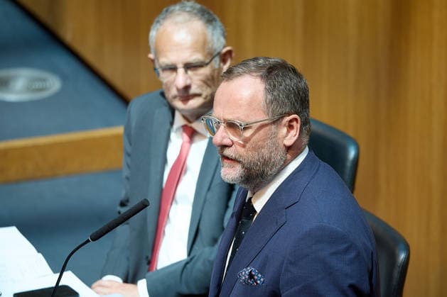 - Wien 11.06.2026 - Debatte Budget Österreichisches Parlament - Der Nationalrat trat heute im Hohen Haus zu einer regluären Nationalratssitzung zusammen. Haupthema war die gestrige Budgetrede des Finanzministers und die Debatte darüber. PHOTO: Finanzminister Markus Marterbauer (L SPÖ) und Staatssekretär Josef Schellhorn auf der Regierungsbank. Aussenministerin Beate Meinl-Reisinger (NEOS), Vizekanzler Andreas Babler (SPÖ), FPÖ-Bundesparteiobmann Herbert Kickl, am Rednerpult, Bundeskanzler Christian Stocker (ÖVP) auf der Regierungsbank. Nationalratspräsident Walter Rosenkranz (FPÖ). Vienna (AUSTRIA) - Austrian Parliament National Council session - The National Council met today in Parliament for a regular National Council session 