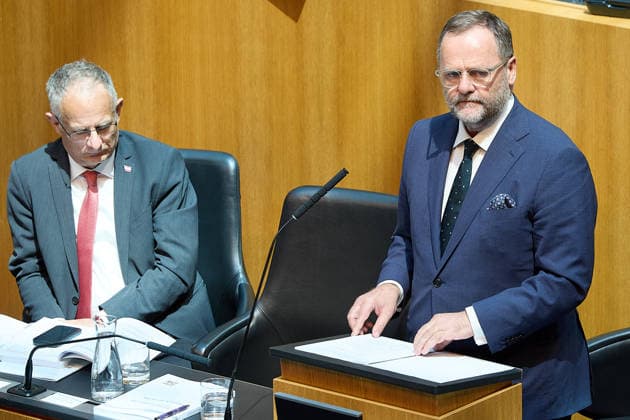 - Wien 11.06.2026 - Debatte Budget Österreichisches Parlament - Der Nationalrat trat heute im Hohen Haus zu einer regluären Nationalratssitzung zusammen. Haupthema war die gestrige Budgetrede des Finanzministers und die Debatte darüber. PHOTO: Finanzminister Markus Marterbauer (L SPÖ) und Staatssekretär Josef Schellhorn auf der Regierungsbank. Aussenministerin Beate Meinl-Reisinger (NEOS), Vizekanzler Andreas Babler (SPÖ), FPÖ-Bundesparteiobmann Herbert Kickl, am Rednerpult, Bundeskanzler Christian Stocker (ÖVP) auf der Regierungsbank. Nationalratspräsident Walter Rosenkranz (FPÖ). Vienna (AUSTRIA) - Austrian Parliament National Council session - The National Council met today in Parliament for a regular National Council session 