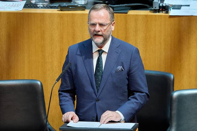 - Wien 11.06.2026 - Debatte Budget Österreichisches Parlament - Der Nationalrat trat heute im Hohen Haus zu einer regluären Nationalratssitzung zusammen. Haupthema war die gestrige Budgetrede des Finanzministers und die Debatte darüber. PHOTO: Staatssekretär Josef Schellhorn auf der Regierungsbank. Vienna (AUSTRIA) - Austrian Parliament National Council session - The National Council met today in Parliament for a regular National Council session. The topic of the plenary session was the Budget Speech by the Austrian Minister of Finance. Budget, Finanzen, Staatsfinanzen, Geld, Steuern, Ausgaben, Einnahmen, Regierung, echtes Dopelbudet 2027 28 , 2028, Schulden, Nationalratssitzung, Nationalrat SItzung Debatte zu Budgetpräsentation 