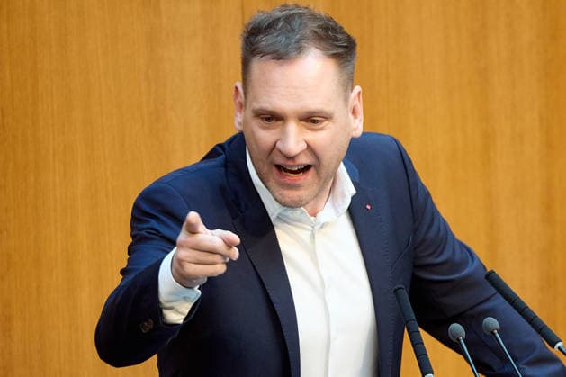 - Wien 11.06.2026 - Debatte Budget Österreichisches Parlament - Der Nationalrat trat heute im Hohen Haus zu einer regluären Nationalratssitzung zusammen. Haupthema war die gestrige Budgetrede des Finanzministers und die Debatte darüber. PHOTO: am Rednerpult, Klubobmann der SPÖ Philip Kucher . Vienna (AUSTRIA) - Austrian Parliament National Council session - The National Council met today in Parliament for a regular National Council session. The topic of the plenary session was the Budget Speech by the Austrian Minister of Finance. Budget, Finanzen, Staatsfinanzen, Geld, Steuern, Ausgaben, Einnahmen, Regierung, echtes Dopelbudet 2027 28 , 2028, Schulden, Nationalratssitzung, Nationalrat SItzung Debatte zu Budgetpräsentation *** 