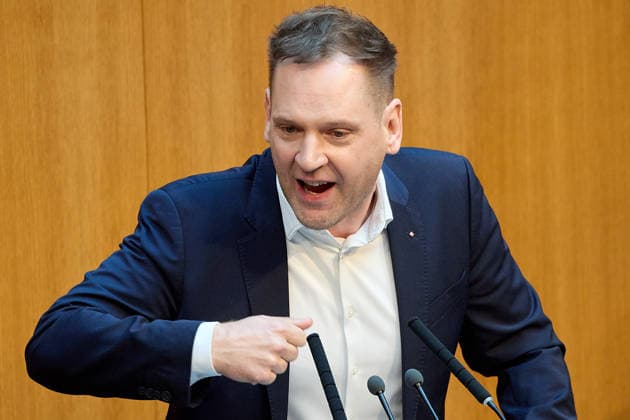 - Wien 11.06.2026 - Debatte Budget Österreichisches Parlament - Der Nationalrat trat heute im Hohen Haus zu einer regluären Nationalratssitzung zusammen. Haupthema war die gestrige Budgetrede des Finanzministers und die Debatte darüber. PHOTO: am Rednerpult, Klubobmann der SPÖ Philip Kucher . Vienna (AUSTRIA) - Austrian Parliament National Council session - The National Council met today in Parliament for a regular National Council session. The topic of the plenary session was the Budget Speech by the Austrian Minister of Finance. Budget, Finanzen, Staatsfinanzen, Geld, Steuern, Ausgaben, Einnahmen, Regierung, echtes Dopelbudet 2027 28 , 2028, Schulden, Nationalratssitzung, Nationalrat SItzung Debatte zu Budgetpräsentation *** 