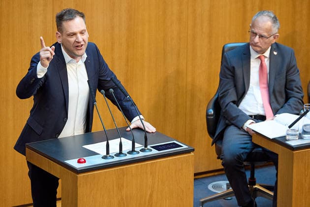 - Wien 11.06.2026 - Debatte Budget Österreichisches Parlament - Der Nationalrat trat heute im Hohen Haus zu einer regluären Nationalratssitzung zusammen. Haupthema war die gestrige Budgetrede des Finanzministers und die Debatte darüber. PHOTO: Finanzminister Markus Marterbauer (SPÖ) auf der Regierungsbank, links, am Rednerpult, Klubobmann der SPÖ Philip Kucher. Vienna (AUSTRIA) - Austrian Parliament National Council session - The National Council met today in Parliament for a regular National Council session. The topic of the plenary session was the Budget Speech by the Austrian Minister of Finance. Budget, Finanzen, Staatsfinanzen, Geld, Steuern, Ausgaben, Einnahmen, Regierung, echtes Dopelbudet 2027 28 , 2028, Schulden, Nation 
