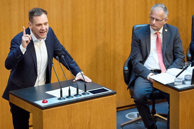 - Wien 11.06.2026 - Debatte Budget Österreichisches Parlament - Der Nationalrat trat heute im Hohen Haus zu einer regluären Nationalratssitzung zusammen. Haupthema war die gestrige Budgetrede des Finanzministers und die Debatte darüber. PHOTO: Finanzminister Markus Marterbauer (SPÖ) auf der Regierungsbank, links, am Rednerpult, Klubobmann der SPÖ Philip Kucher. Vienna (AUSTRIA) - Austrian Parliament National Council session - The National Council met today in Parliament for a regular National Council session. The topic of the plenary session was the Budget Speech by the Austrian Minister of Finance. Budget, Finanzen, Staatsfinanzen, Geld, Steuern, Ausgaben, Einnahmen, Regierung, echtes Dopelbudet 2027 28 , 2028, Schulden, Nation 