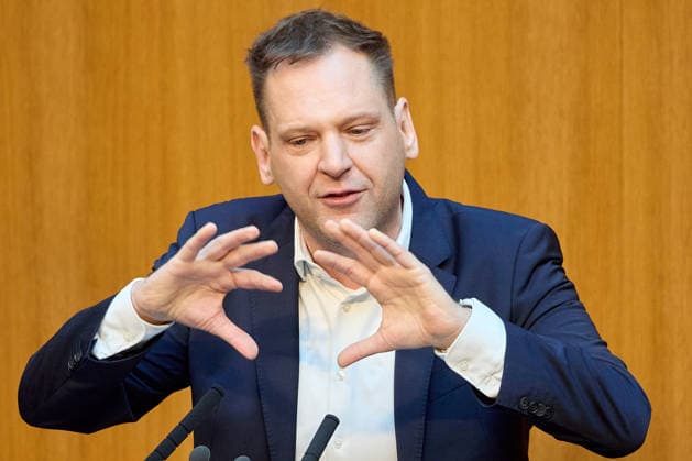 - Wien 11.06.2026 - Debatte Budget Österreichisches Parlament - Der Nationalrat trat heute im Hohen Haus zu einer regluären Nationalratssitzung zusammen. Haupthema war die gestrige Budgetrede des Finanzministers und die Debatte darüber. PHOTO: am Rednerpult Klubobmann der SPÖ Philip Kucher . Vienna (AUSTRIA) - Austrian Parliament National Council session - The National Council met today in Parliament for a regular National Council session. The topic of the plenary session was the Budget Speech by the Austrian Minister of Finance. Budget, Finanzen, Staatsfinanzen, Geld, Steuern, Ausgaben, Einnahmen, Regierung, echtes Dopelbudet 2027 28 , 2028, Schulden, Nationalratssitzung, Nationalrat SItzung Debatte zu Budgetpräsentation *** Vi 