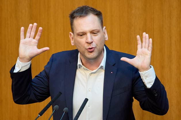 - Wien 11.06.2026 - Debatte Budget Österreichisches Parlament - Der Nationalrat trat heute im Hohen Haus zu einer regluären Nationalratssitzung zusammen. Haupthema war die gestrige Budgetrede des Finanzministers und die Debatte darüber. PHOTO: am Rednerpult Klubobmann der SPÖ Philip Kucher . Vienna (AUSTRIA) - Austrian Parliament National Council session - The National Council met today in Parliament for a regular National Council session. The topic of the plenary session was the Budget Speech by the Austrian Minister of Finance. Budget, Finanzen, Staatsfinanzen, Geld, Steuern, Ausgaben, Einnahmen, Regierung, echtes Dopelbudet 2027 28 , 2028, Schulden, Nationalratssitzung, Nationalrat SItzung Debatte zu Budgetpräsentation *** Vi 