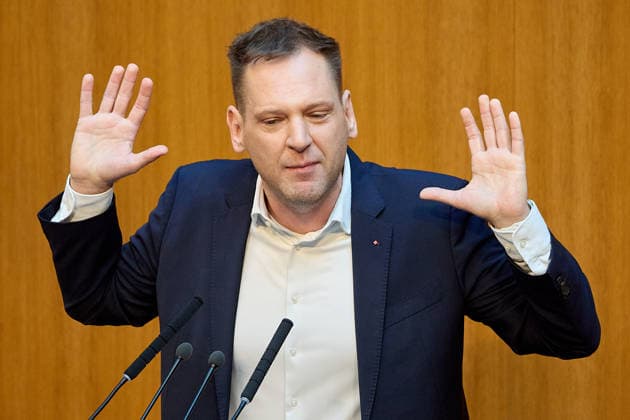 - Wien 11.06.2026 - Debatte Budget Österreichisches Parlament - Der Nationalrat trat heute im Hohen Haus zu einer regluären Nationalratssitzung zusammen. Haupthema war die gestrige Budgetrede des Finanzministers und die Debatte darüber. PHOTO: am Rednerpult Klubobmann der SPÖ Philip Kucher . Vienna (AUSTRIA) - Austrian Parliament National Council session - The National Council met today in Parliament for a regular National Council session. The topic of the plenary session was the Budget Speech by the Austrian Minister of Finance. Budget, Finanzen, Staatsfinanzen, Geld, Steuern, Ausgaben, Einnahmen, Regierung, echtes Dopelbudet 2027 28 , 2028, Schulden, Nationalratssitzung, Nationalrat SItzung Debatte zu Budgetpräsentation *** Vi 