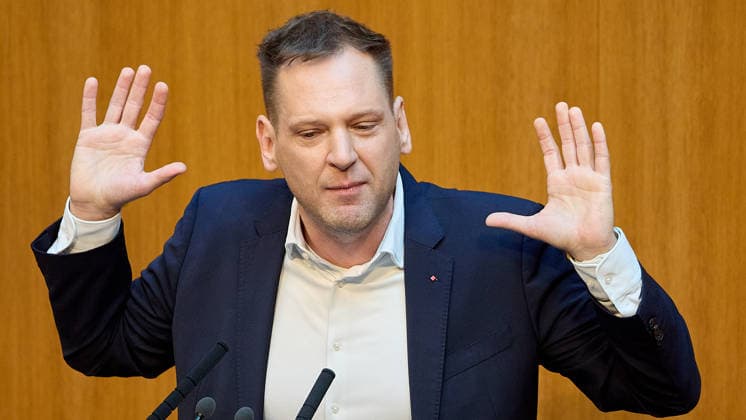 - Wien 11.06.2026 - Debatte Budget Österreichisches Parlament - Der Nationalrat trat heute im Hohen Haus zu einer regluären Nationalratssitzung zusammen. Haupthema war die gestrige Budgetrede des Finanzministers und die Debatte darüber. PHOTO: am Rednerpult Klubobmann der SPÖ Philip Kucher . Vienna (AUSTRIA) - Austrian Parliament National Council session - The National Council met today in Parliament for a regular National Council session. The topic of the plenary session was the Budget Speech by the Austrian Minister of Finance. Budget, Finanzen, Staatsfinanzen, Geld, Steuern, Ausgaben, Einnahmen, Regierung, echtes Dopelbudet 2027 28 , 2028, Schulden, Nationalratssitzung, Nationalrat SItzung Debatte zu Budgetpräsentation *** Vi 