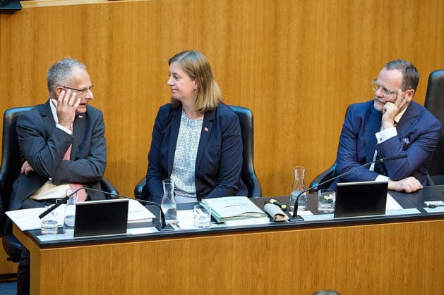 - Wien 11.06.2026 - Debatte Budget Österreichisches Parlament - Der Nationalrat trat heute im Hohen Haus zu einer regluären Nationalratssitzung zusammen. Haupthema war die gestrige Budgetrede des Finanzministers und die Debatte darüber. PHOTO: (v.L.) Finanzminister Markus Marterbauer (SPÖ) Staatssekretärin Barbara Eibinger-Miedl (ÖVP), Staatssekretär Josef Schellhorn (NEOS), auf der Regierungsbank. Vienna (AUSTRIA) - Austrian Parliament National Council session - The National Council met today in Parliament for a regular National Council session. The topic of the plenary session was the Budget Speech by the Austrian Minister of Finance. Budget, Finanzen, Staatsfinanzen, Geld, Steuern, Ausgaben, Einnahmen, Regierung, echtes Dopel 