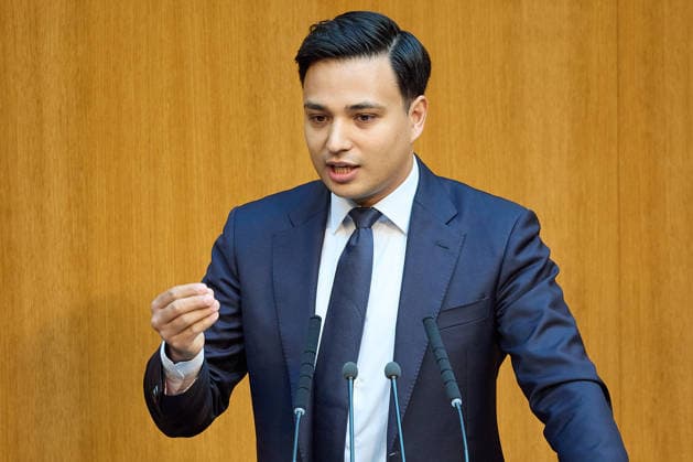 - Wien 11.06.2026 - Debatte Budget Österreichisches Parlament - Der Nationalrat trat heute im Hohen Haus zu einer regluären Nationalratssitzung zusammen. Haupthema war die gestrige Budgetrede des Finanzministers und die Debatte darüber. PHOTO: am Rednerpult Klubmann NEOS Yannick Shetty. Vienna (AUSTRIA) - Austrian Parliament National Council session - The National Council met today in Parliament for a regular National Council session. The topic of the plenary session was the Budget Speech by the Austrian Minister of Finance. Budget, Finanzen, Staatsfinanzen, Geld, Steuern, Ausgaben, Einnahmen, Regierung, echtes Dopelbudet 2027 28 , 2028, Schulden, Nationalratssitzung, Nationalrat SItzung Debatte zu Budgetpräsentation *** Vienna 