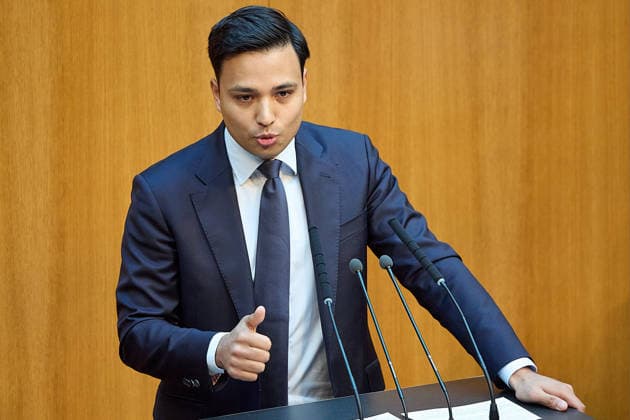 - Wien 11.06.2026 - Debatte Budget Österreichisches Parlament - Der Nationalrat trat heute im Hohen Haus zu einer regluären Nationalratssitzung zusammen. Haupthema war die gestrige Budgetrede des Finanzministers und die Debatte darüber. PHOTO: am Rednerpult Klubmann NEOS Yannick Shetty. Vienna (AUSTRIA) - Austrian Parliament National Council session - The National Council met today in Parliament for a regular National Council session. The topic of the plenary session was the Budget Speech by the Austrian Minister of Finance. Budget, Finanzen, Staatsfinanzen, Geld, Steuern, Ausgaben, Einnahmen, Regierung, echtes Dopelbudet 2027 28 , 2028, Schulden, Nationalratssitzung, Nationalrat SItzung Debatte zu Budgetpräsentation *** Vienna 