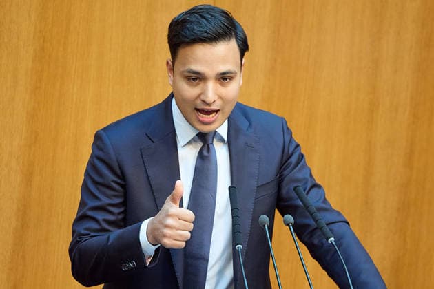 - Wien 11.06.2026 - Debatte Budget Österreichisches Parlament - Der Nationalrat trat heute im Hohen Haus zu einer regluären Nationalratssitzung zusammen. Haupthema war die gestrige Budgetrede des Finanzministers und die Debatte darüber. PHOTO: am Rednerpult Klubmann NEOS Yannick Shetty. Vienna (AUSTRIA) - Austrian Parliament National Council session - The National Council met today in Parliament for a regular National Council session. The topic of the plenary session was the Budget Speech by the Austrian Minister of Finance. Budget, Finanzen, Staatsfinanzen, Geld, Steuern, Ausgaben, Einnahmen, Regierung, echtes Dopelbudet 2027 28 , 2028, Schulden, Nationalratssitzung, Nationalrat SItzung Debatte zu Budgetpräsentation *** Vienna 