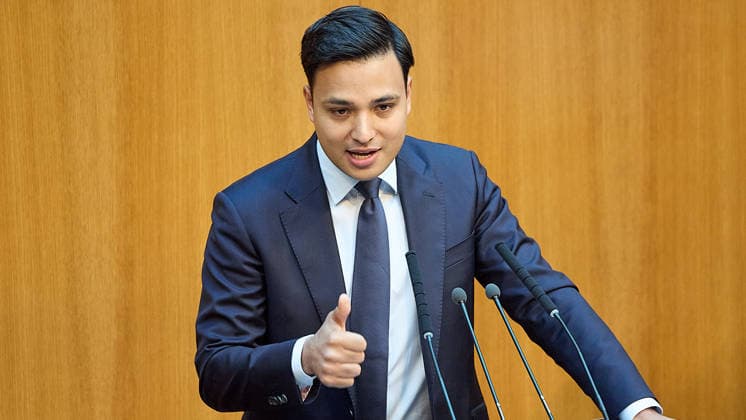 - Wien 11.06.2026 - Debatte Budget Österreichisches Parlament - Der Nationalrat trat heute im Hohen Haus zu einer regluären Nationalratssitzung zusammen. Haupthema war die gestrige Budgetrede des Finanzministers und die Debatte darüber. PHOTO: am Rednerpult Klubmann NEOS Yannick Shetty. Vienna (AUSTRIA) - Austrian Parliament National Council session - The National Council met today in Parliament for a regular National Council session. The topic of the plenary session was the Budget Speech by the Austrian Minister of Finance. Budget, Finanzen, Staatsfinanzen, Geld, Steuern, Ausgaben, Einnahmen, Regierung, echtes Dopelbudet 2027 28 , 2028, Schulden, Nationalratssitzung, Nationalrat SItzung Debatte zu Budgetpräsentation *** Vienna 