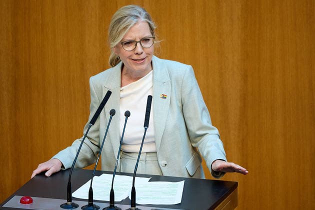 - Wien 11.06.2026 - Debatte Budget Österreichisches Parlament - Der Nationalrat trat heute im Hohen Haus zu einer regluären Nationalratssitzung zusammen. Haupthema war die gestrige Budgetrede des Finanzministers und die Debatte darüber. PHOTO: am Rednerpult Grünen Chefin Leonore Gewessler. Vienna (AUSTRIA) - Austrian Parliament National Council session - The National Council met today in Parliament for a regular National Council session. The topic of the plenary session was the Budget Speech by the Austrian Minister of Finance. Budget, Finanzen, Staatsfinanzen, Geld, Steuern, Ausgaben, Einnahmen, Regierung, echtes Dopelbudet 2027 28 , 2028, Schulden, Nationalratssitzung, Nationalrat SItzung Debatte zu Budgetpräsentation *** Vie 
