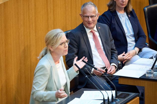 - Wien 11.06.2026 - Debatte Budget Österreichisches Parlament - Der Nationalrat trat heute im Hohen Haus zu einer regluären Nationalratssitzung zusammen. Haupthema war die gestrige Budgetrede des Finanzministers und die Debatte darüber. PHOTO: Finanzminister Markus Marterbauer (SPÖ) auf der Regierungsbank, links, am Rednerpult Grünen Chefin Leonore Gewessler. Vienna (AUSTRIA) - Austrian Parliament National Council session - The National Council met today in Parliament for a regular National Council session. The topic of the plenary session was the Budget Speech by the Austrian Minister of Finance. Budget, Finanzen, Staatsfinanzen, Geld, Steuern, Ausgaben, Einnahmen, Regierung, echtes Dopelbudet 2027 28 , 2028, Schulden, Nationa 