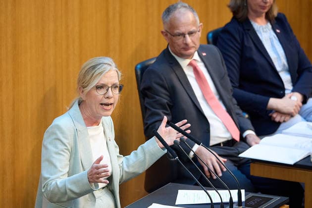 - Wien 11.06.2026 - Debatte Budget Österreichisches Parlament - Der Nationalrat trat heute im Hohen Haus zu einer regluären Nationalratssitzung zusammen. Haupthema war die gestrige Budgetrede des Finanzministers und die Debatte darüber. PHOTO: Finanzminister Markus Marterbauer (SPÖ) auf der Regierungsbank, links, am Rednerpult Grünen Chefin Leonore Gewessler. Vienna (AUSTRIA) - Austrian Parliament National Council session - The National Council met today in Parliament for a regular National Council session. The topic of the plenary session was the Budget Speech by the Austrian Minister of Finance. Budget, Finanzen, Staatsfinanzen, Geld, Steuern, Ausgaben, Einnahmen, Regierung, echtes Dopelbudet 2027 28 , 2028, Schulden, Nationa 