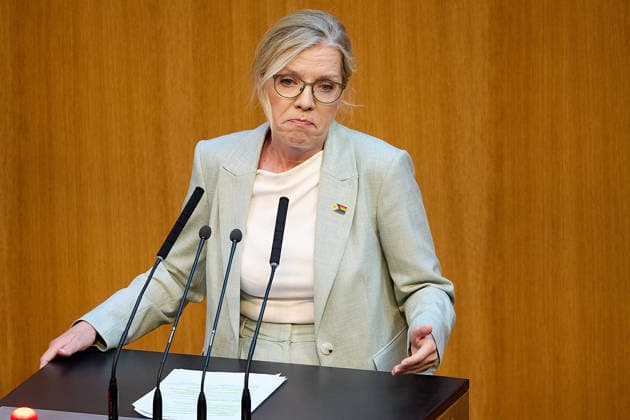 - Wien 11.06.2026 - Debatte Budget Österreichisches Parlament - Der Nationalrat trat heute im Hohen Haus zu einer regluären Nationalratssitzung zusammen. Haupthema war die gestrige Budgetrede des Finanzministers und die Debatte darüber. PHOTO: am Rednerpult Grünen Chefin Leonore Gewessler. Vienna (AUSTRIA) - Austrian Parliament National Council session - The National Council met today in Parliament for a regular National Council session. The topic of the plenary session was the Budget Speech by the Austrian Minister of Finance. Budget, Finanzen, Staatsfinanzen, Geld, Steuern, Ausgaben, Einnahmen, Regierung, echtes Dopelbudet 2027 28 , 2028, Schulden, Nationalratssitzung, Nationalrat SItzung Debatte zu Budgetpräsentation *** Vie 