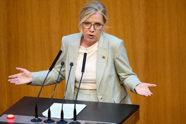 - Wien 11.06.2026 - Debatte Budget Österreichisches Parlament - Der Nationalrat trat heute im Hohen Haus zu einer regluären Nationalratssitzung zusammen. Haupthema war die gestrige Budgetrede des Finanzministers und die Debatte darüber. PHOTO: am Rednerpult Grünen Chefin Leonore Gewessler. Vienna (AUSTRIA) - Austrian Parliament National Council session - The National Council met today in Parliament for a regular National Council session. The topic of the plenary session was the Budget Speech by the Austrian Minister of Finance. Budget, Finanzen, Staatsfinanzen, Geld, Steuern, Ausgaben, Einnahmen, Regierung, echtes Dopelbudet 2027 28 , 2028, Schulden, Nationalratssitzung, Nationalrat SItzung Debatte zu Budgetpräsentation *** Vie 