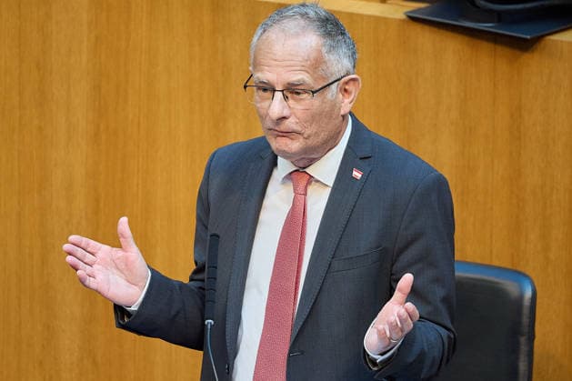 - Wien 11.06.2026 - Debatte Budget Österreichisches Parlament - Der Nationalrat trat heute im Hohen Haus zu einer regluären Nationalratssitzung zusammen. Haupthema war die gestrige Budgetrede des Finanzministers und die Debatte darüber. PHOTO: Finanzminister Markus Marterbauer (SPÖ) auf der Regierungsbank. Vienna (AUSTRIA) - Austrian Parliament National Council session - The National Council met today in Parliament for a regular National Council session. The topic of the plenary session was the Budget Speech by the Austrian Minister of Finance. Budget, Finanzen, Staatsfinanzen, Geld, Steuern, Ausgaben, Einnahmen, Regierung, echtes Dopelbudet 2027 28 , 2028, Schulden, Nationalratssitzung, Nationalrat SItzung Debatte zu Budgetpräs 