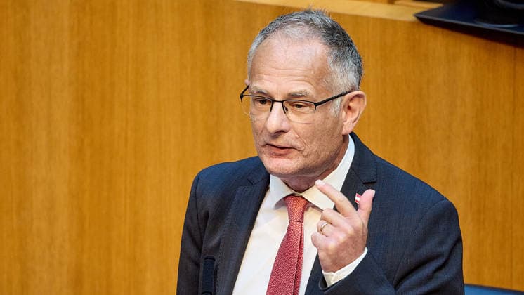- Wien 11.06.2026 - Debatte Budget Österreichisches Parlament - Der Nationalrat trat heute im Hohen Haus zu einer regluären Nationalratssitzung zusammen. Haupthema war die gestrige Budgetrede des Finanzministers und die Debatte darüber. PHOTO: Finanzminister Markus Marterbauer (SPÖ) auf der Regierungsbank.. Vienna (AUSTRIA) - Austrian Parliament National Council session - The National Council met today in Parliament for a regular National Council session. The topic of the plenary session was the Budget Speech by the Austrian Minister of Finance. Budget, Finanzen, Staatsfinanzen, Geld, Steuern, Ausgaben, Einnahmen, Regierung, echtes Dopelbudet 2027 28 , 2028, Schulden, Nationalratssitzung, Nationalrat SItzung Debatte zu Budgetprä 