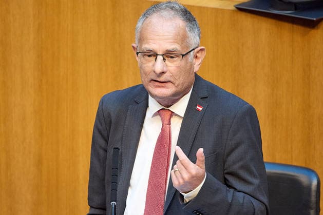 - Wien 11.06.2026 - Debatte Budget Österreichisches Parlament - Der Nationalrat trat heute im Hohen Haus zu einer regluären Nationalratssitzung zusammen. Haupthema war die gestrige Budgetrede des Finanzministers und die Debatte darüber. PHOTO: Finanzminister Markus Marterbauer (SPÖ) auf der Regierungsbank.. Vienna (AUSTRIA) - Austrian Parliament National Council session - The National Council met today in Parliament for a regular National Council session. The topic of the plenary session was the Budget Speech by the Austrian Minister of Finance. Budget, Finanzen, Staatsfinanzen, Geld, Steuern, Ausgaben, Einnahmen, Regierung, echtes Dopelbudet 2027 28 , 2028, Schulden, Nationalratssitzung, Nationalrat SItzung Debatte zu Budgetprä 