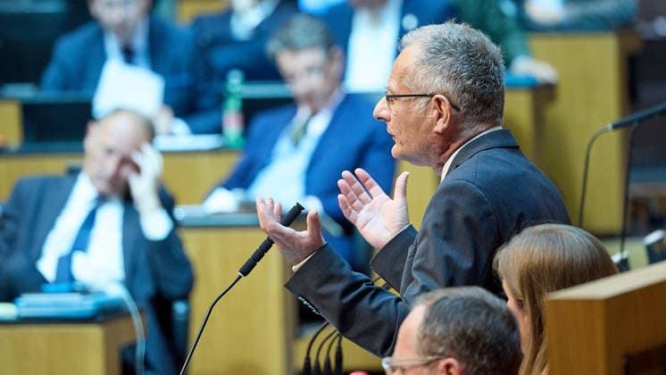 - Wien 11.06.2026 - Debatte Budget Österreichisches Parlament - Der Nationalrat trat heute im Hohen Haus zu einer regluären Nationalratssitzung zusammen. Haupthema war die gestrige Budgetrede des Finanzministers und die Debatte darüber. PHOTO: Finanzminister Markus Marterbauer (SPÖ) auf der Regierungsbank.. Vienna (AUSTRIA) - Austrian Parliament National Council session - The National Council met today in Parliament for a regular National Council session. The topic of the plenary session was the Budget Speech by the Austrian Minister of Finance. Budget, Finanzen, Staatsfinanzen, Geld, Steuern, Ausgaben, Einnahmen, Regierung, echtes Dopelbudet 2027 28 , 2028, Schulden, Nationalratssitzung, Nationalrat SItzung Debatte zu Budgetprä 