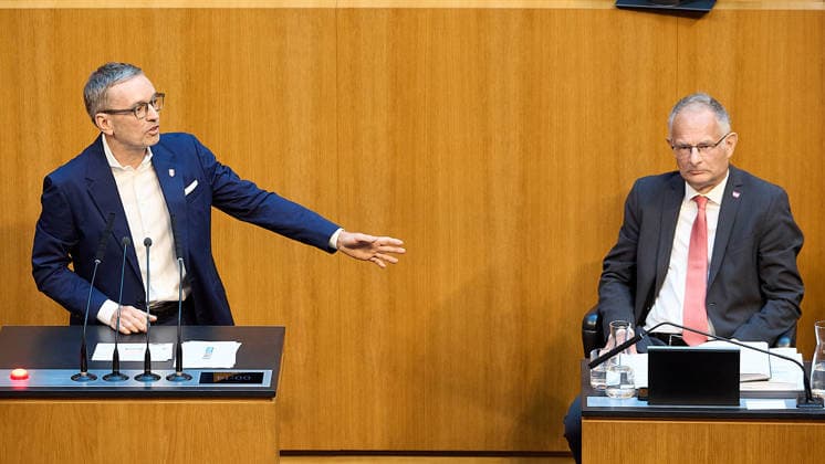 - Wien 11.06.2026 - Debatte Budget Österreichisches Parlament - Der Nationalrat trat heute im Hohen Haus zu einer regluären Nationalratssitzung zusammen. Haupthema war die gestrige Budgetrede des Finanzministers und die Debatte darüber. PHOTO: Finanzminister Markus Marterbauer (SPÖ) auf der Regierungsbank. FPÖ-Bundesparteiobmann Herbert Kickl (L) am Rednerpult. Vienna (AUSTRIA) - Austrian Parliament National Council session - The National Council met today in Parliament for a regular National Council session. The topic of the plenary session was the Budget Speech by the Austrian Minister of Finance. Budget, Finanzen, Staatsfinanzen, Geld, Steuern, Ausgaben, Einnahmen, Regierung, echtes Dopelbudet 2027 28 , 2028, Schulden, Nationa 