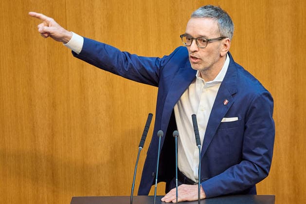 - Wien 11.06.2026 - Debatte Budget Österreichisches Parlament - Der Nationalrat trat heute im Hohen Haus zu einer regluären Nationalratssitzung zusammen. Haupthema war die gestrige Budgetrede des Finanzministers und die Debatte darüber. PHOTO: FPÖ-Bundesparteiobmann Herbert Kickl (L) am Rednerpult. Vienna (AUSTRIA) - Austrian Parliament National Council session - The National Council met today in Parliament for a regular National Council session. The topic of the plenary session was the Budget Speech by the Austrian Minister of Finance. Budget, Finanzen, Staatsfinanzen, Geld, Steuern, Ausgaben, Einnahmen, Regierung, echtes Dopelbudet 2027 28 , 2028, Schulden, Nationalratssitzung, Nationalrat SItzung Debatte zu Budgetpräsentation 