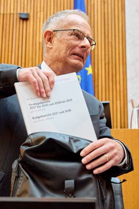 - Wien 11.06.2026 - Debatte Budget Österreichisches Parlament - Der Nationalrat trat heute im Hohen Haus zu einer regluären Nationalratssitzung zusammen. Haupthema war die gestrige Budgetrede des Finanzministers und die Debatte darüber. PHOTO: Finanzminister Markus Marterbauer (SPÖ) auf der Regierungsbank kurz vor Beginn. Vienna (AUSTRIA) - Austrian Parliament National Council session - The National Council met today in Parliament for a regular National Council session. The topic of the plenary session was the Budget Speech by the Austrian Minister of Finance. Budget, Finanzen, Staatsfinanzen, Geld, Steuern, Ausgaben, Einnahmen, Regierung, echtes Dopelbudet 2027 28 , 2028, Schulden, Nationalratssitzung, Nationalrat SItzung Deba 