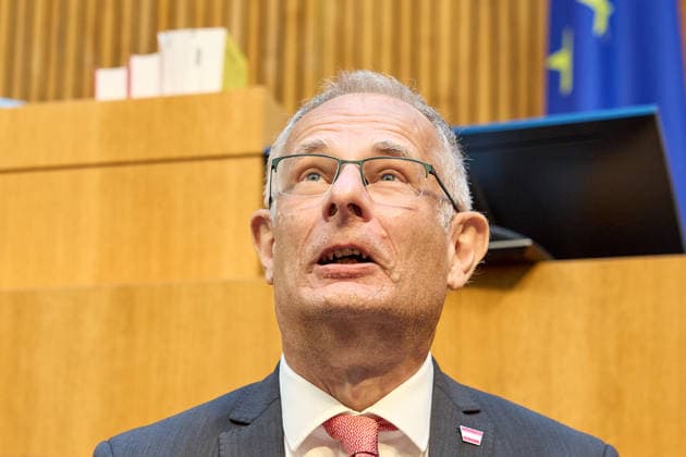 - Wien 11.06.2026 - Debatte Budget Österreichisches Parlament - Der Nationalrat trat heute im Hohen Haus zu einer regluären Nationalratssitzung zusammen. Haupthema war die gestrige Budgetrede des Finanzministers und die Debatte darüber. PHOTO: Finanzminister Markus Marterbauer (SPÖ) auf der Regierungsbank. Vienna (AUSTRIA) - Austrian Parliament National Council session - The National Council met today in Parliament for a regular National Council session. The topic of the plenary session was the Budget Speech by the Austrian Minister of Finance. Budget, Finanzen, Staatsfinanzen, Geld, Steuern, Ausgaben, Einnahmen, Regierung, echtes Dopelbudet 2027 28 , 2028, Schulden, Nationalratssitzung, Nationalrat SItzung Debatte zu Budgetprä 