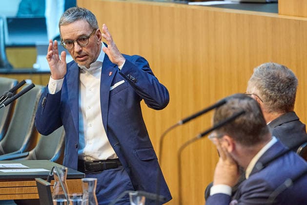 - Wien 11.06.2026 - Debatte Budget Österreichisches Parlament - Der Nationalrat trat heute im Hohen Haus zu einer regluären Nationalratssitzung zusammen. Haupthema war die gestrige Budgetrede des Finanzministers und die Debatte darüber. PHOTO: Finanzminister Markus Marterbauer (SPÖ) auf der Regierungsbank. FPÖ-Bundesparteiobmann Herbert Kickl (L) am Rednerpult. Vienna (AUSTRIA) - Austrian Parliament National Council session - The National Council met today in Parliament for a regular National Council session. The topic of the plenary session was the Budget Speech by the Austrian Minister of Finance. Budget, Finanzen, Staatsfinanzen, Geld, Steuern, Ausgaben, Einnahmen, Regierung, echtes Dopelbudet 2027 28 , 2028, Schulden, Nationa 