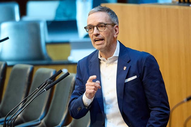 - Wien 11.06.2026 - Debatte Budget Österreichisches Parlament - Der Nationalrat trat heute im Hohen Haus zu einer regluären Nationalratssitzung zusammen. Haupthema war die gestrige Budgetrede des Finanzministers und die Debatte darüber. PHOTO: FPÖ-Bundesparteiobmann Herbert Kickl (L) am Rednerpult. Vienna (AUSTRIA) - Austrian Parliament National Council session - The National Council met today in Parliament for a regular National Council session. The topic of the plenary session was the Budget Speech by the Austrian Minister of Finance. Budget, Finanzen, Staatsfinanzen, Geld, Steuern, Ausgaben, Einnahmen, Regierung, echtes Dopelbudet 2027 28 , 2028, Schulden, Nationalratssitzung, Nationalrat SItzung Debatte zu Budgetpräsentation 