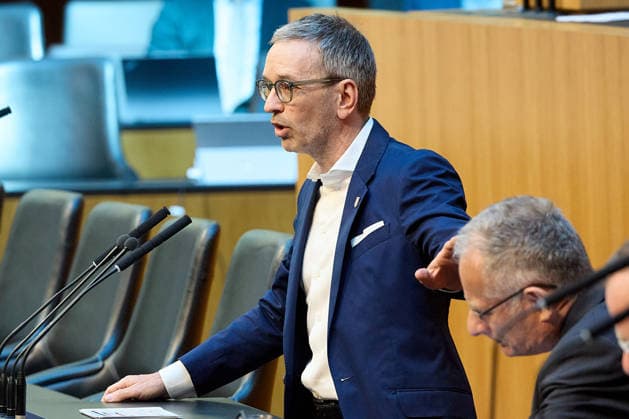 - Wien 11.06.2026 - Debatte Budget Österreichisches Parlament - Der Nationalrat trat heute im Hohen Haus zu einer regluären Nationalratssitzung zusammen. Haupthema war die gestrige Budgetrede des Finanzministers und die Debatte darüber. PHOTO: Finanzminister Markus Marterbauer (SPÖ) auf der Regierungsbank. FPÖ-Bundesparteiobmann Herbert Kickl (L) am Rednerpult. Vienna (AUSTRIA) - Austrian Parliament National Council session - The National Council met today in Parliament for a regular National Council session. The topic of the plenary session was the Budget Speech by the Austrian Minister of Finance. Budget, Finanzen, Staatsfinanzen, Geld, Steuern, Ausgaben, Einnahmen, Regierung, echtes Dopelbudet 2027 28 , 2028, Schulden, Nationa 