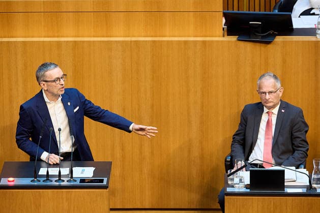 - Wien 11.06.2026 - Debatte Budget Österreichisches Parlament - Der Nationalrat trat heute im Hohen Haus zu einer regluären Nationalratssitzung zusammen. Haupthema war die gestrige Budgetrede des Finanzministers und die Debatte darüber. PHOTO: Finanzminister Markus Marterbauer (SPÖ) auf der Regierungsbank. FPÖ-Bundesparteiobmann Herbert Kickl (L) am Rednerpult. Vienna (AUSTRIA) - Austrian Parliament National Council session - The National Council met today in Parliament for a regular National Council session. The topic of the plenary session was the Budget Speech by the Austrian Minister of Finance. Budget, Finanzen, Staatsfinanzen, Geld, Steuern, Ausgaben, Einnahmen, Regierung, echtes Dopelbudet 2027 28 , 2028, Schulden, Nationa 