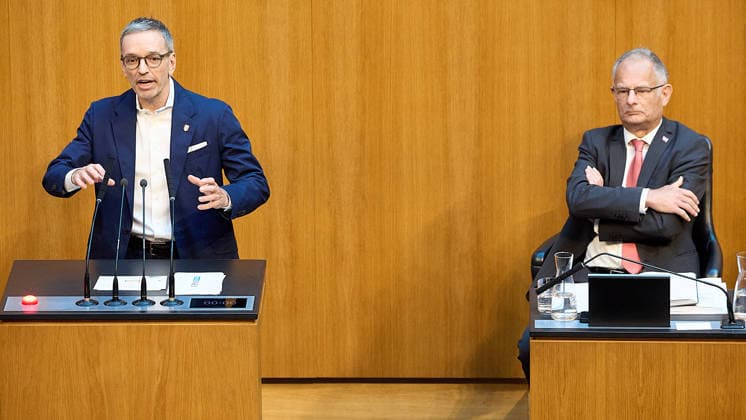 - Wien 11.06.2026 - Debatte Budget Österreichisches Parlament - Der Nationalrat trat heute im Hohen Haus zu einer regluären Nationalratssitzung zusammen. Haupthema war die gestrige Budgetrede des Finanzministers und die Debatte darüber. PHOTO: Finanzminister Markus Marterbauer (SPÖ) auf der Regierungsbank. FPÖ-Bundesparteiobmann Herbert Kickl (L) am Rednerpult. Vienna (AUSTRIA) - Austrian Parliament National Council session - The National Council met today in Parliament for a regular National Council session. The topic of the plenary session was the Budget Speech by the Austrian Minister of Finance. Budget, Finanzen, Staatsfinanzen, Geld, Steuern, Ausgaben, Einnahmen, Regierung, echtes Dopelbudet 2027 28 , 2028, Schulden, Nationa 