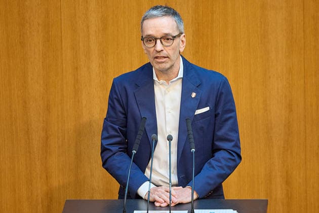 - Wien 11.06.2026 - Debatte Budget Österreichisches Parlament - Der Nationalrat trat heute im Hohen Haus zu einer regluären Nationalratssitzung zusammen. Haupthema war die gestrige Budgetrede des Finanzministers und die Debatte darüber. PHOTO: FPÖ-Bundesparteiobmann Herbert Kickl (L) am Rednerpult. Vienna (AUSTRIA) - Austrian Parliament National Council session - The National Council met today in Parliament for a regular National Council session. The topic of the plenary session was the Budget Speech by the Austrian Minister of Finance. Budget, Finanzen, Staatsfinanzen, Geld, Steuern, Ausgaben, Einnahmen, Regierung, echtes Dopelbudet 2027 28 , 2028, Schulden, Nationalratssitzung, Nationalrat SItzung Debatte zu Budgetpräsentation 