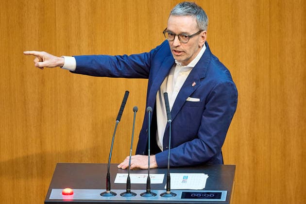 - Wien 11.06.2026 - Debatte Budget Österreichisches Parlament - Der Nationalrat trat heute im Hohen Haus zu einer regluären Nationalratssitzung zusammen. Haupthema war die gestrige Budgetrede des Finanzministers und die Debatte darüber. PHOTO: FPÖ-Bundesparteiobmann Herbert Kickl (L) am Rednerpult. Vienna (AUSTRIA) - Austrian Parliament National Council session - The National Council met today in Parliament for a regular National Council session. The topic of the plenary session was the Budget Speech by the Austrian Minister of Finance. Budget, Finanzen, Staatsfinanzen, Geld, Steuern, Ausgaben, Einnahmen, Regierung, echtes Dopelbudet 2027 28 , 2028, Schulden, Nationalratssitzung, Nationalrat SItzung Debatte zu Budgetpräsentation 