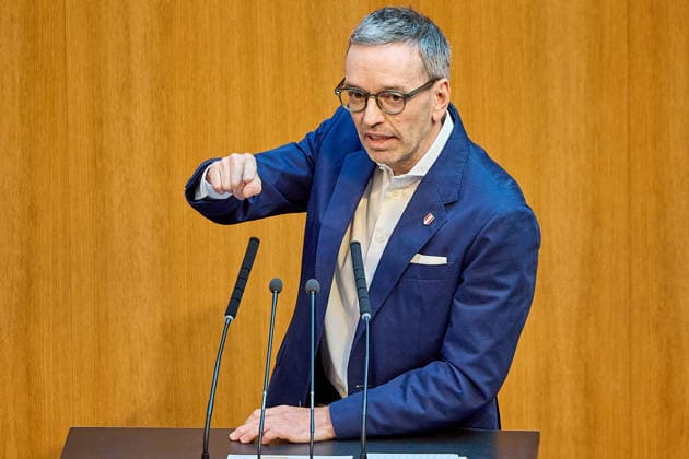 - Wien 11.06.2026 - Debatte Budget Österreichisches Parlament - Der Nationalrat trat heute im Hohen Haus zu einer regluären Nationalratssitzung zusammen. Haupthema war die gestrige Budgetrede des Finanzministers und die Debatte darüber. PHOTO: FPÖ-Bundesparteiobmann Herbert Kickl (L) am Rednerpult. Vienna (AUSTRIA) - Austrian Parliament National Council session - The National Council met today in Parliament for a regular National Council session. The topic of the plenary session was the Budget Speech by the Austrian Minister of Finance. Budget, Finanzen, Staatsfinanzen, Geld, Steuern, Ausgaben, Einnahmen, Regierung, echtes Dopelbudet 2027 28 , 2028, Schulden, Nationalratssitzung, Nationalrat SItzung Debatte zu Budgetpräsentation 