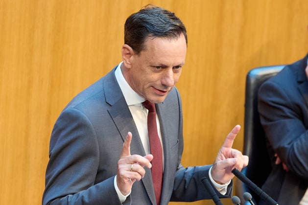 - Wien 11.06.2026 - Debatte Budget Österreichisches Parlament - Der Nationalrat trat heute im Hohen Haus zu einer regluären Nationalratssitzung zusammen. Haupthema war die gestrige Budgetrede des Finanzministers und die Debatte darüber. PHOTO: am Rednerpult, ÖVP-Klubobmann Ernst Gödl. Vienna (AUSTRIA) - Austrian Parliament National Council session - The National Council met today in Parliament for a regular National Council session. The topic of the plenary session was the Budget Speech by the Austrian Minister of Finance. Budget, Finanzen, Staatsfinanzen, Geld, Steuern, Ausgaben, Einnahmen, Regierung, echtes Dopelbudet 2027 28 , 2028, Schulden, Nationalratssitzung, Nationalrat SItzung Debatte zu Budgetpräsentation *** Vienna 11 