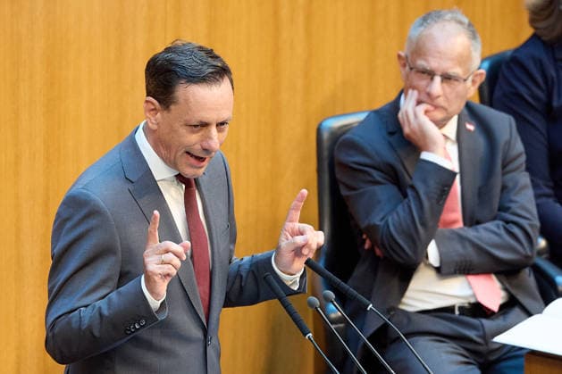 - Wien 11.06.2026 - Debatte Budget Österreichisches Parlament - Der Nationalrat trat heute im Hohen Haus zu einer regluären Nationalratssitzung zusammen. Haupthema war die gestrige Budgetrede des Finanzministers und die Debatte darüber. PHOTO: Finanzminister Markus Marterbauer (SPÖ) auf der Regierungsbank, links, am Rednerpult, ÖVP-Klubobmann Ernst Gödl. Vienna (AUSTRIA) - Austrian Parliament National Council session - The National Council met today in Parliament for a regular National Council session. The topic of the plenary session was the Budget Speech by the Austrian Minister of Finance. Budget, Finanzen, Staatsfinanzen, Geld, Steuern, Ausgaben, Einnahmen, Regierung, echtes Dopelbudet 2027 28 , 2028, Schulden, Nationalratss 