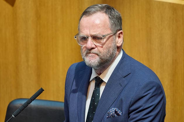 - Wien 11.06.2026 - Debatte Budget Österreichisches Parlament - Der Nationalrat trat heute im Hohen Haus zu einer regluären Nationalratssitzung zusammen. Haupthema war die gestrige Budgetrede des Finanzministers und die Debatte darüber. PHOTO: Staatssekretär Josef Schellhorn auf der Regierungsbank. Vienna (AUSTRIA) - Austrian Parliament National Council session - The National Council met today in Parliament for a regular National Council session. The topic of the plenary session was the Budget Speech by the Austrian Minister of Finance. Budget, Finanzen, Staatsfinanzen, Geld, Steuern, Ausgaben, Einnahmen, Regierung, echtes Dopelbudet 2027 28 , 2028, Schulden, Nationalratssitzung, Nationalrat SItzung Debatte zu Budgetpräsentation 